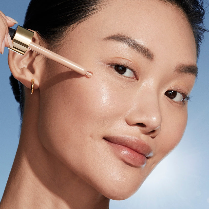 A women applying Estée Lauder Futurist Peptide Power Serum + Primer 