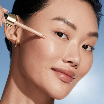A women applying Estée Lauder Futurist Peptide Power Serum + Primer 