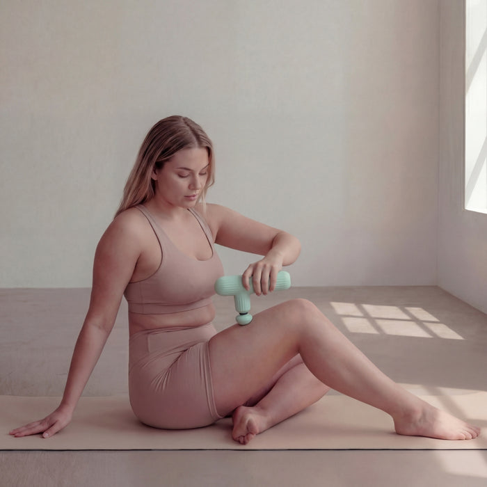 LOLA Unwind Air Ultra-Light Massage Gun - Mint